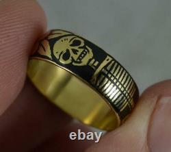 Amazing Momento Mori 18 Carat Gold and Black Enamel Skull Ring Size L