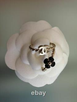 Bague Chanel ! Logo Camellia Gold-tone Black Enamel Set Size 7 Nouveau Dans La Boîte