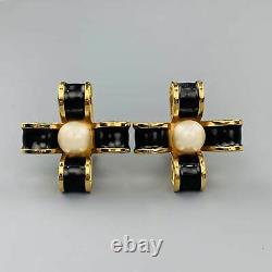 Chanel Vintage Noir - Gold Tone Émail Pearl Bow Cross Clip Sur Boucles D’oreilles
