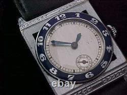 Fantastique Art Deco Piping Rock Style Bleu Enamel Lunette Vintage 1930s Wristwatch