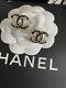 Véritables Boucles D'oreilles Chanel En émail Noir Et Or Avec Le Classique Logo Cc.